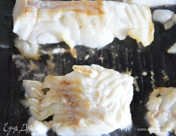 Филе посолить и поперчить. Жарить в масле на хорошо разогретой сковороде-гриль с двух сторон.