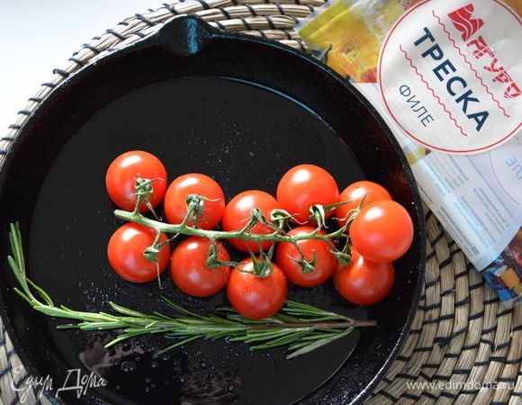 Помидоры черри выложить сковороду, добавить оливковое масло, розмарин, посолить, поперчить, жарить 2-3 минуты. Прикрыть крышкой и тушить до мягкости.