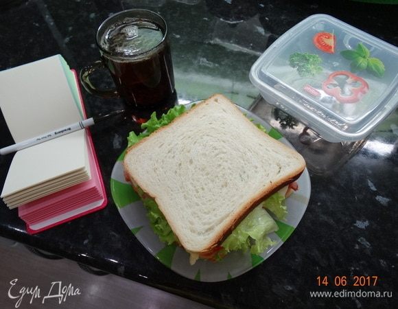 Снова лист салата и накройте хлебом. Приятного аппетита!