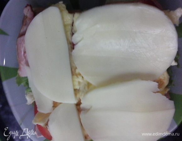 Нарежьте несколько кусочков сыра.