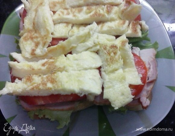 Омлет можно нарезать или выложить целым.