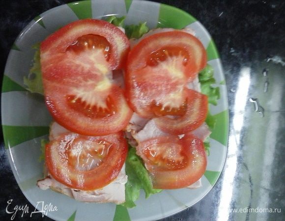 Помидоры нарезать кольцами.