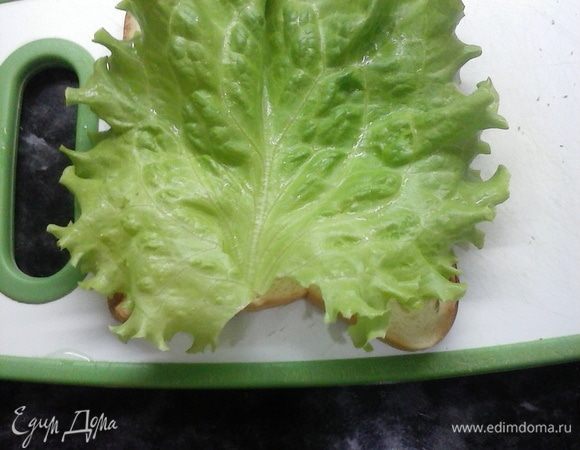 На хлеб выложите лист салата.