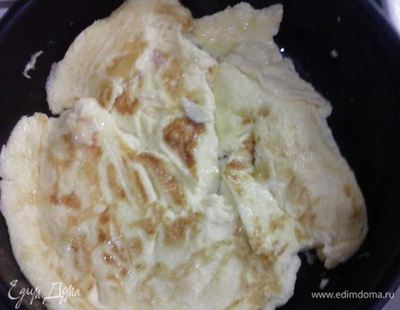 Обжарьте омлет с двух сторон, после этого дайте ему остыть.