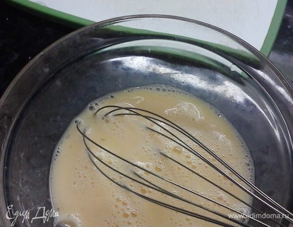 Для начала приготовьте омлет. Взбейте яйца, добавьте молоко и соль.