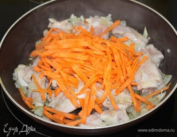 Как только мясо побелеет, добавить чеснок, потушить 2-3 минуты, затем добавить морковь соломкой. Прогреваем еще пару минут.
