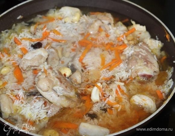 Доливаем горячий бульон или воду. Первые минуты готовим на большом огне, затем убавляем до среднего и готовим под крышкой 18-22 минуты.