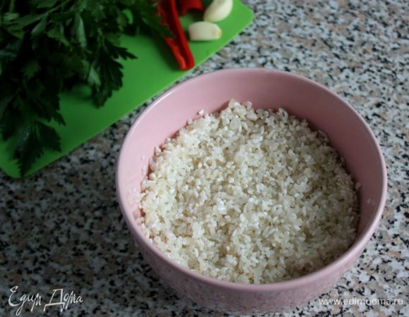 Рис перебрать и промыть до прозрачной воды. Рис желательно использовать дробленый, как это делают в Мавритании.