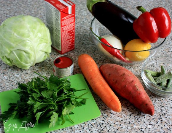 Подготовить (помыть и очистить, если нужно) остальные ингредиенты. Бамию не размораживать. Капусты достаточно 0,5 маленького кочана, а томаты нужны нарезанные в собственном соку или 3 крупных мясистых свежих. Мавританцы добавляют в это блюдо еще и корень маниоки, но я его не нашла. Баклажаны годятся как фиолетовые, так и белые.