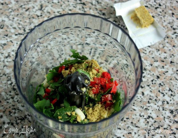 Приготовить начинку для рыбы: в миксере (блендере) измельчить листья петрушки,1 зубчик чеснока, шалот, половину перца чили и 1 бульонный кубик (рыбный или куриный).