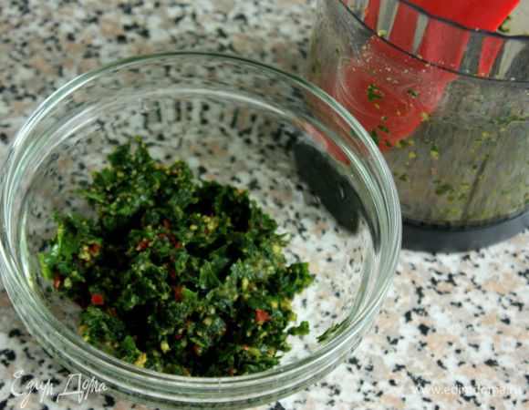 Получается пряная зеленая паста, достаточно соленая.