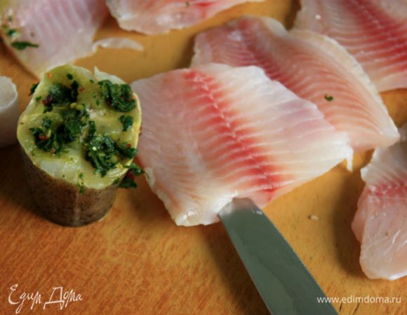 В кусках рыбы ножом сделать надрезы параллельно хребту.