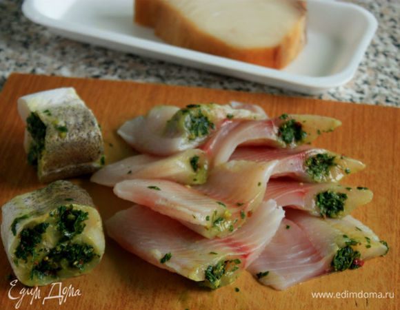 Расширить их пальцем и начинить зеленой смесью.