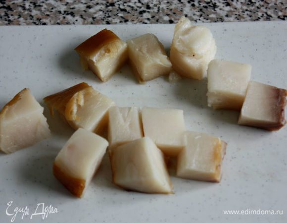 Копченую рыбу нарезать кубиками. В некоторых рецептах указаны сушеные моллюски, но допустима вяленая или копченая рыба. Я взяла масляную.