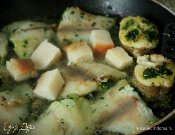 В казане или большой кастрюле с толстым дном нагреть масло и обжарить сырую и копченую рыбу со всех сторон по 2 минуты, затем переложить ее в другую кастрюлю и держать в тепле.