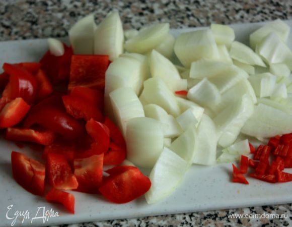 Нарезать крупно большую луковицу и сладкий перец, мелко — чили.