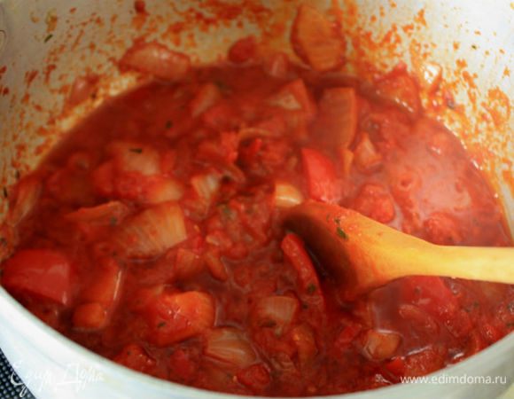 Помешивая, готовить 5-8 минут, затем добавить томаты, бульонный кубик и довести до кипения, приправить черным перцем.