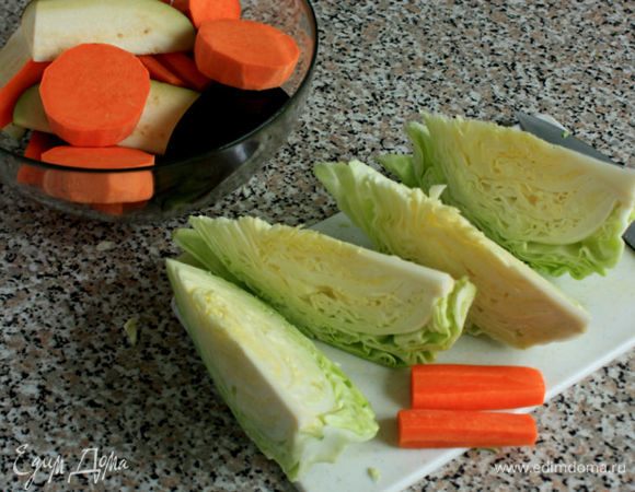 Морковь и баклажан нарезать крупными брусочками, батат кружочками, капусту — клиньями, не удаляя кочерыжку. 