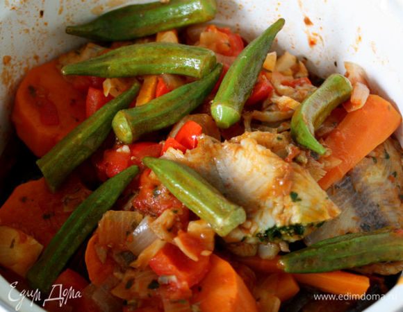 Влить в казан 1 ст. горячей воды или чуть больше, положить туда морковь, батат, баклажан и капусту, готовить 25-30 минут, затем добавить бамию, лавровый лист и обжаренную рыбу, продолжать готовить еще 5 минут. 