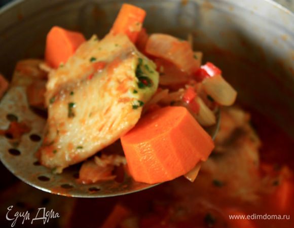 Шумовкой переложить овощи и рыбу в отдельную кастрюлю, накрыть и держать в тепле.