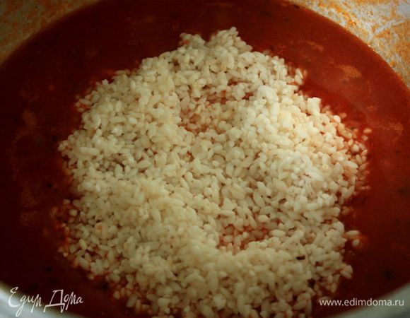 В казан добавить рис, воду, соль и лимонный сок. Учитывайте, что там уже есть соль из бульонного кубика. Воды потребуется примерно 750 мл. Ее уровень должен быть на 1 палец выше риса. Варить рис до готовности (около 40 минут).