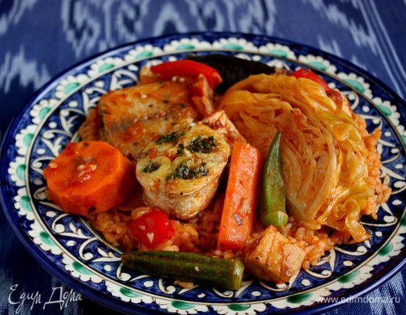 Сверху выложить овощи и рыбу, подавать немедленно. 