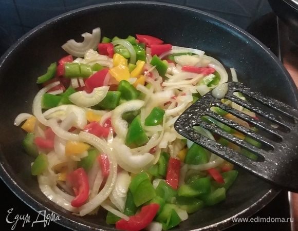 В сковороде, которую затем можно поместить для запекания в духовку, разогреть масло. Обжарить лук, чеснок и перец. Минуты 3-4 достаточно. 