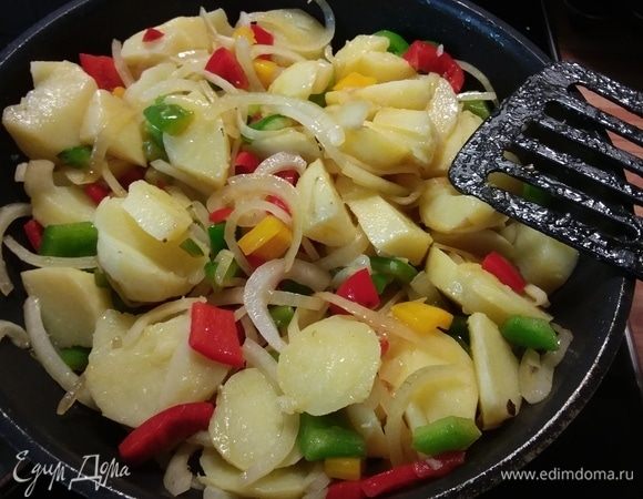 Добавить картошку и обжарить вместе с овощами. Посолить и поперчить с учетом того, что яичная смесь тоже посолена. Тем временем разогреть духовку до 180°С. 