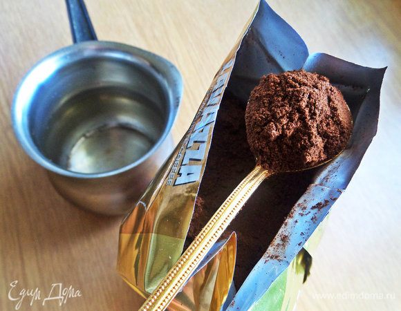 Отмеряем кофе, как обычно, по ложке на порцию, т.е на чашку.