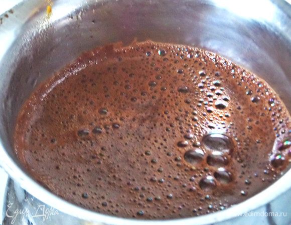 Сварить кофе, как обычно варите. Или пропустить через аппарат.