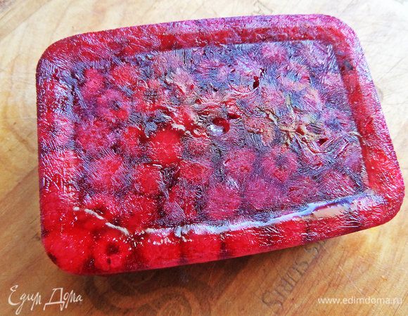 Для верхнего дополнения нужны ягоды (я брала малину) или микс из ягод.