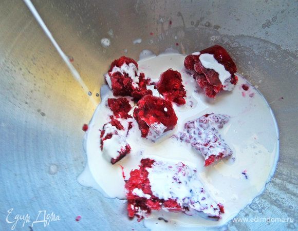 Влить сливки для взбивания. Пудру по желанию.