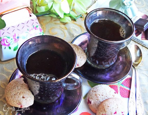 Разлить кофе по чашкам, но не до краев.