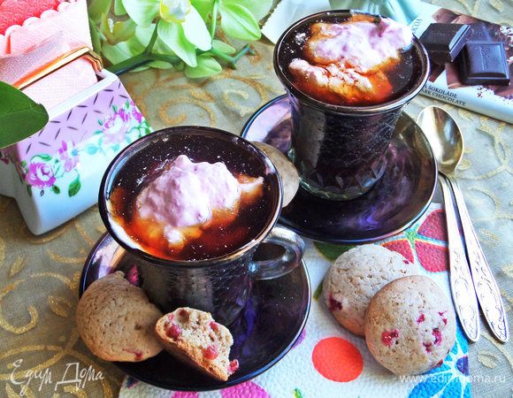 Сверху положить взбитые малиновые сливки.