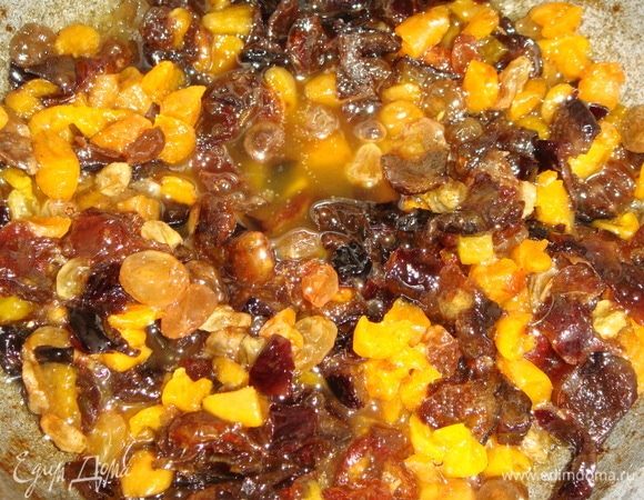 В казане растопить 50 г сливочного масла с сахаром. Выложить изюм, нарезанные финики, курагу и чернослив. Карамелизовать на среднем огне в течение 5-ти минут.