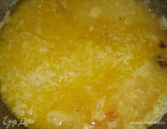 Добавить рис Золотистый ТМ «Националь». Размешать в воде куркуму и мускатный орех. Залить этой водой рис, чтобы вода была выше риса на 1 см. Казан накрыть крышкой и тушить в течение 15 минут. Плов перемешать.