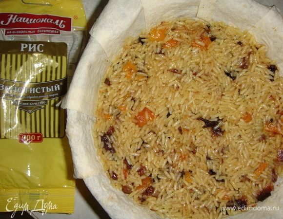 Выложить плов в казан, завернуть свисающие концы лаваша внутрь и смазать оставшимся сливочным маслом.