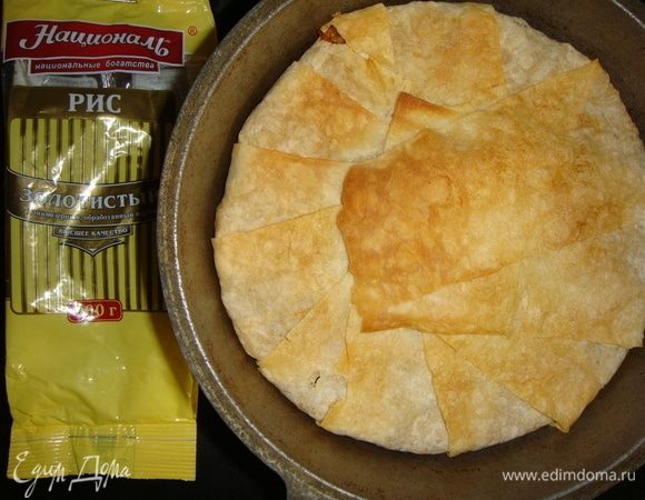 Поставить казан с пловом в разогретую до 200°С духовку на 30 минут. Лаваш должен зарумяниться.