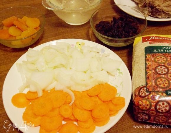 Лук, морковь почистить. Морковь нарезать кружочками толщиной 4-5 мм, лук — полукольцами.