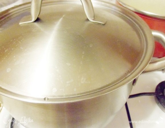 Посолить, поперчить. Залить бульоном (не перемешивать!) Тушить плов на слабом огне под крышкой около 30-40 минут.