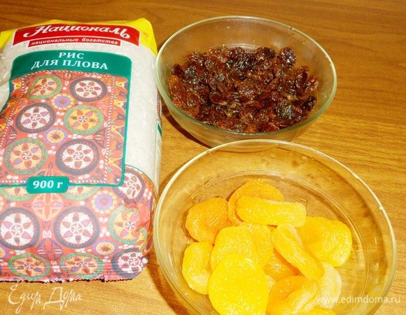 Изюм и курагу (по желанию) промыть.