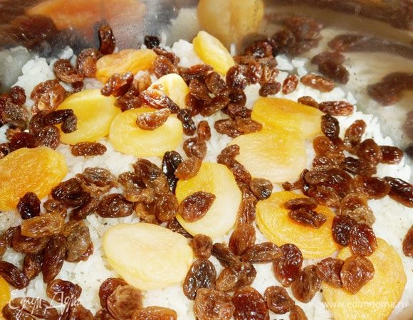 Добавить изюм и курагу (урюк) в готовый плов и дать настояться плову около 10-15 минут.