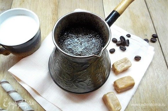 Приготовим сладкий крепкий кофе по своему вкусу, добавляем ириски и полностью его охлаждаем.