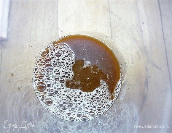 В чашу блендера добавляем лед, процеженный охлажденный кофе и сливки.