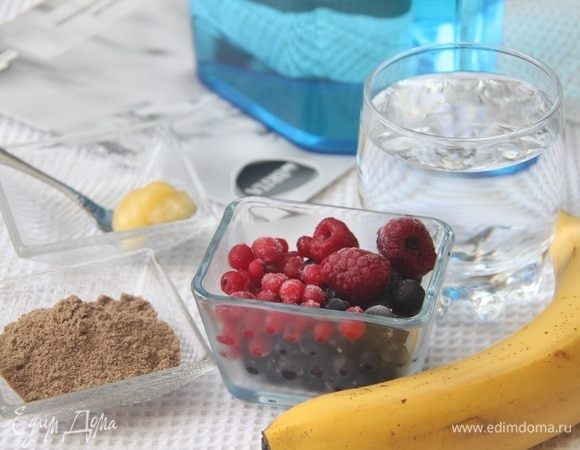 Для приготовления смузи понадобятся: банан, ягоды (черная и красная смородина, малина), льняная мука, мед и вода. 