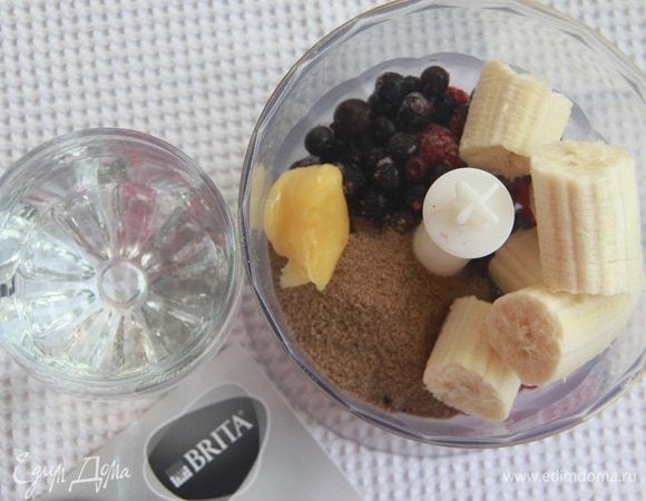 Я использую воду, очищенную фильтром Brita.
Взбить в блендере с насадкой «нож» ингредиенты до однородной массы. 