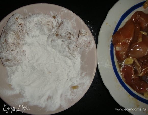 Обвалять каждый кусочек в картофельном крахмале, излишки стряхнуть.