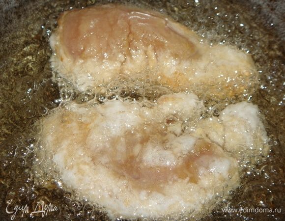 В сотейник влить масло, нагреть его и обжаривать мясо с двух сторон по 2-3 минуты.