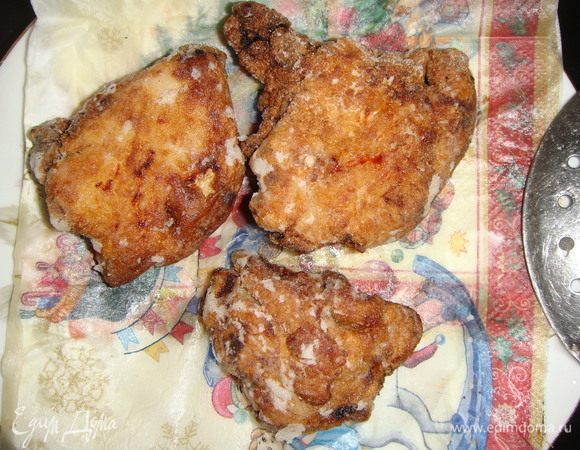 Выкладывать обжаренное мясо на бумажные полотенца, чтобы убрать лишний жир.