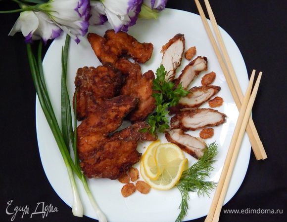 Подавать «Карааге» можно целыми кусочками, а можно нарезать вдоль, со свежими овощами и зеленью. Приятного аппетита!